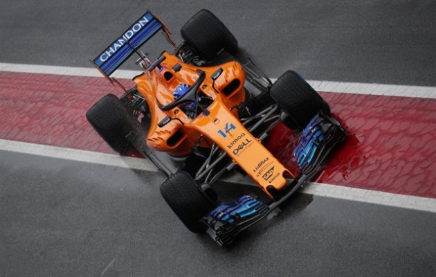 Otra pérdida de aceite en el MCL33 obliga a Alonso a parar en la última jornada de test