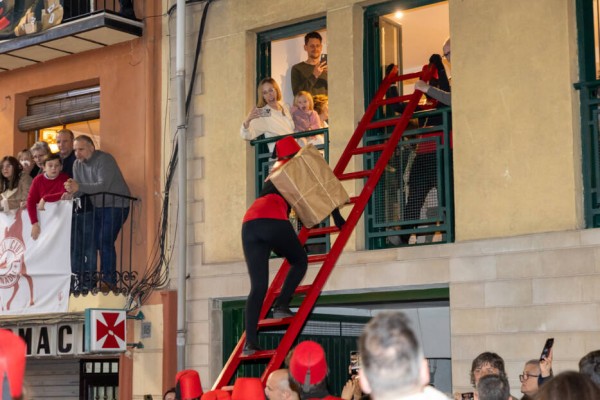 Cabalgata de Reyes de Alcoy: cuando la magia llega en dromedarios y a través de los balcones