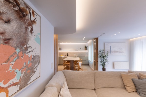 La casa anticuada de Murcia que se llenó de luz, curvas y espacio: así es esta reforma en 'blanco y roble'