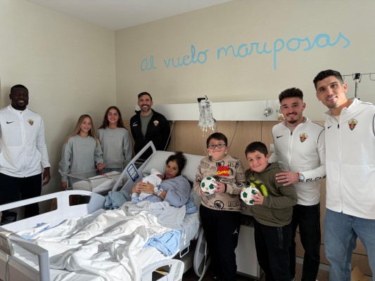 Presidente, técnico y jugadores del Elche visitan a los niños ingresados en los hospitales
