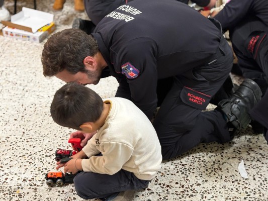 Bomberos de Murcia reparten juguetes a los niños del centro de acogida Cardenal Belluga 