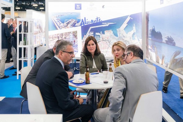 Alicante contacta en Miami con varias compañías de cruceros interesadas en escalas para 2019