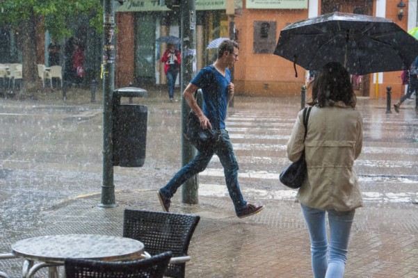 El frente que ha barrido la Comunitat deja lluvias de más de 10 litros por metro cuadrado y 249 rayos