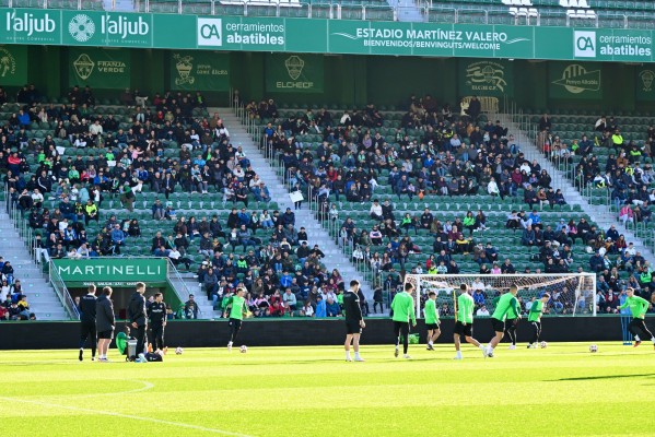 Unos dos mil aficionados siguen en directo el entrenamiento de puertas abiertas del Elche
