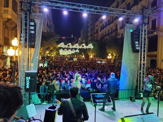 Más de 5.000 personas reciben a 2025 entre Rambla y el Ayuntamiento de Alicante
