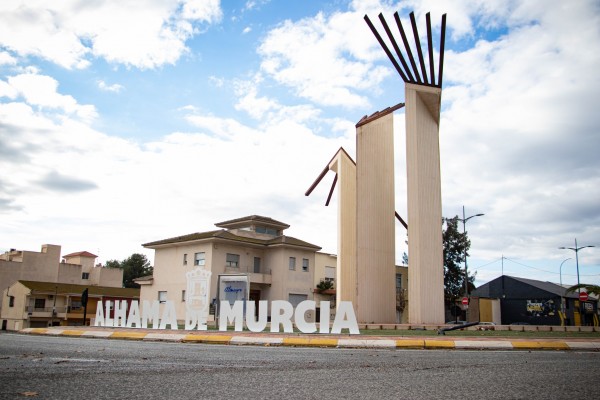 Alhama de Murcia estrena rótulos con el nombre del municipio en sus tres entradas principales