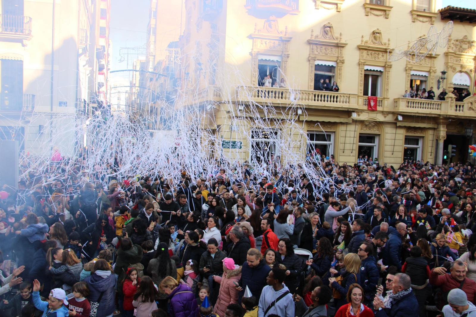 Cientos de niños y niñas de Castelló reciben el año 2025 en la primera edición de la Nochevieja Infantil