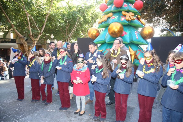 Más de 3.000 personas despiden 2024 en la Nochevieja infantil de Alicante con ilusionismo