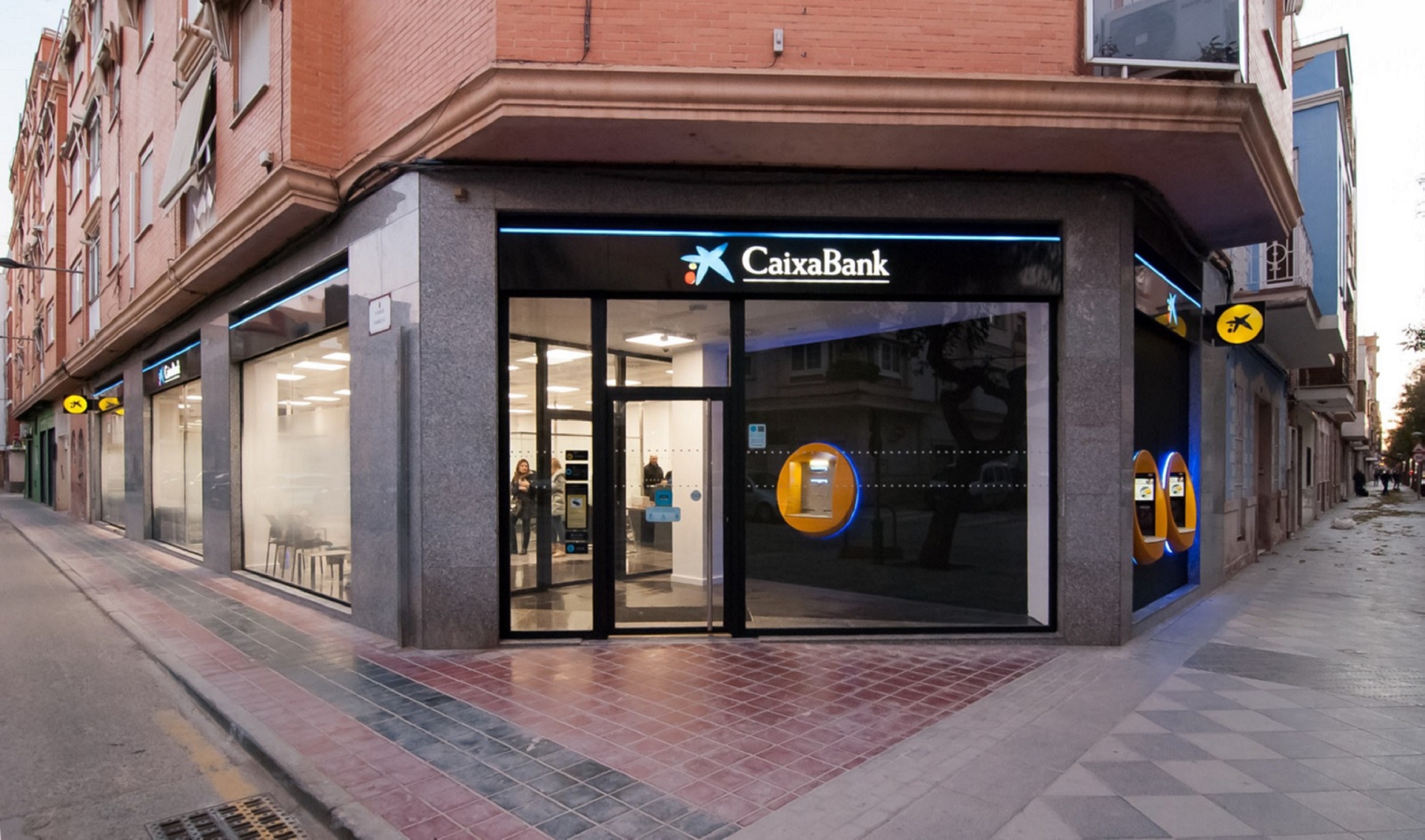 CaixaBank reabre y ya tiene operativas todas sus oficinas y cajeros afectados por la Dana