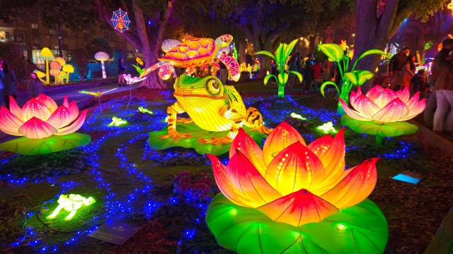 El jardín bioluminisciente de la Circular recibe a miles de personas con sus 250 figuras oníricas
