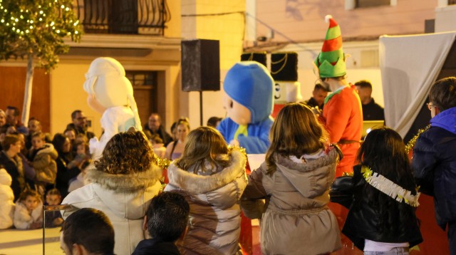 Los niños y niñas de Onda celebran su Nochevieja con juegos y música en el Raval de Sant Josep

