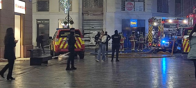 Un incendio calcina un comercio multiprecio en el centro de Cartagena