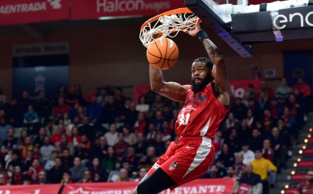 El UCAM CB cierra su histórico año ganando con un triple final de Ennis tras cuatro derrotas seguidas