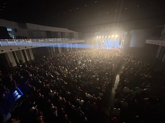 Niña Pastori presenta su disco 'Feliz Navidad' ante más de 1.300 personas en el Palau de la Festa