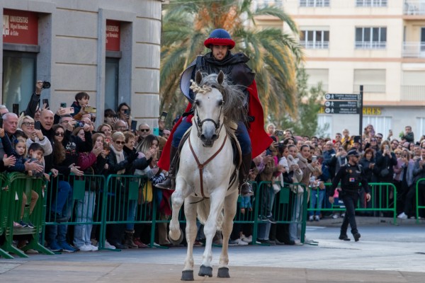 Una carrera impoluta de Cantó hacia la Plaça de Baix en poco más de dos minutos