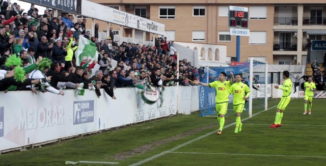 Más de 800 aficionados franjiverdes arropan a su equipo en El Collao