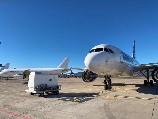 Las empresas con base en el aeropuerto de Castellón intensifican su actividad en invierno
