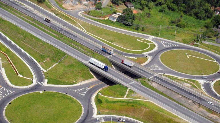 Abertis pacta inversiones en la autopista chilena del Sol a cambio de ampliar la concesión