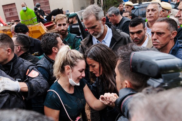 La Monarquía se hace hueco a codazos