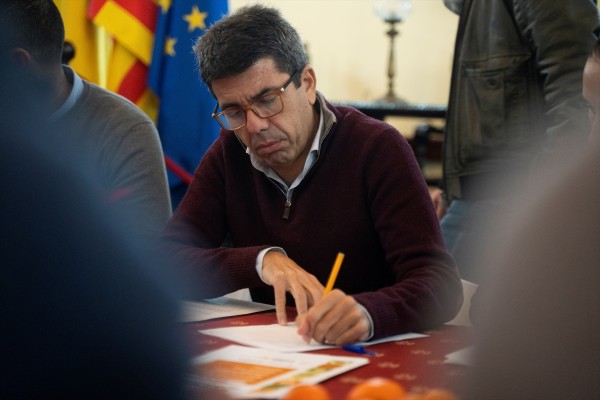 La tercera marcha contra Mazón homenajea a los agricultores: 