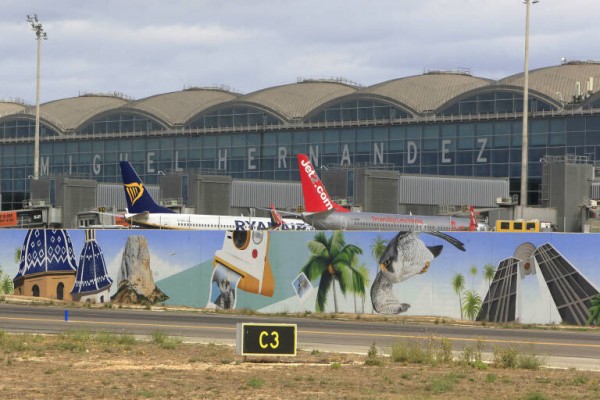 El goteo de inversiones sigue en El Altet: Aena adjudica su 'planta solar' por 2,5 millones