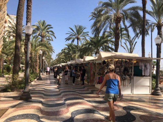 Los 'hippies' de La Explanada de Alicante reclaman claridad sobre sus opciones de traslado