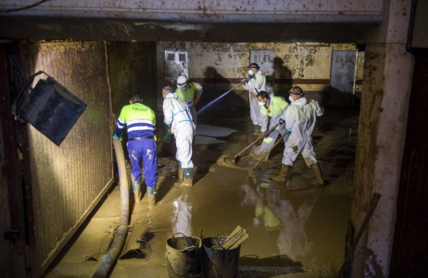 Los trabajos de extracción de lodo de garajes tras la dana alcanzan el 78% de ejecución
