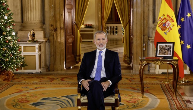 El rey pronuncia su mensaje junto a una foto de los afectados por la Dana y los voluntarios