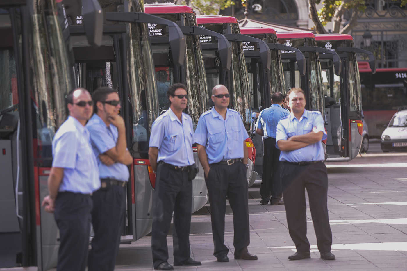 La EMT de València cierra en falso el convenio que permitirá a los conductores ir en pantalón corto