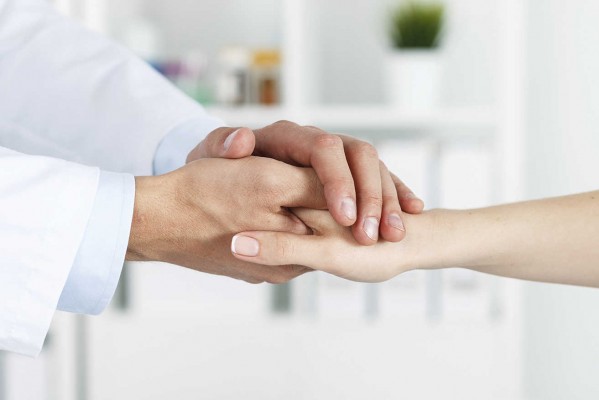 Coger la mano a un paciente favorece la sincronización de las ondas cerebrales y puede aliviar su dolor