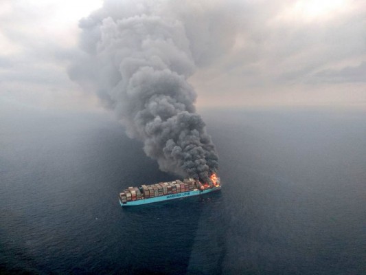 El incendio de un buque de Maersk destruye cientos de contenedores que viajaban de China a València