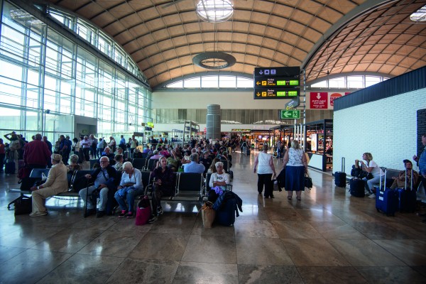 El aeropuerto de Alicante - Elche: la 'puerta sin techo' del turismo en la provincia
