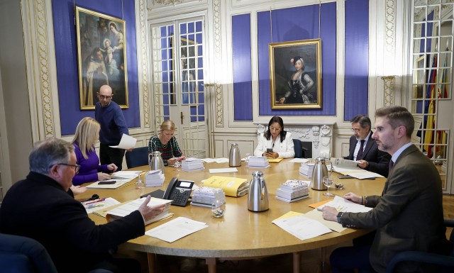 Les Corts renovarán el vestuario de sus trabajadores por 114.000 euros