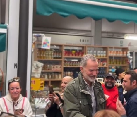 Los Reyes y sus hijas visitan por sorpresa Catarroja, una de las localidades más afectadas por la Dana