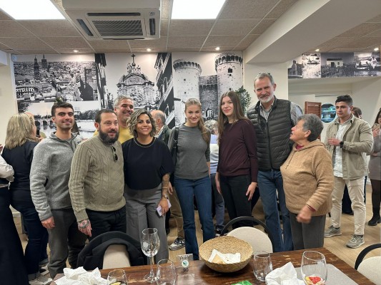 Los Reyes y sus hijas visitan por sorpresa Catarroja, una de las localidades más afectadas por la Dana