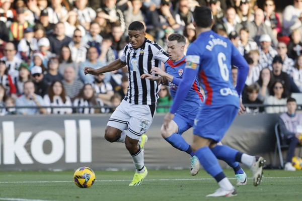 El Castellón firma un partido gris antes del parón y cede ante un Elche superior