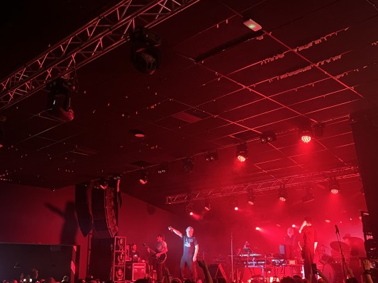 Iván Ferreiro convierte la sala Mamba! en un tornado de recuerdos e himnos generacionales