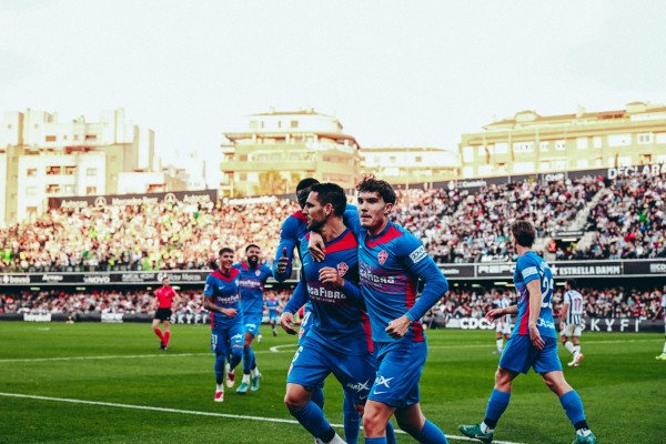 El Elche acelera