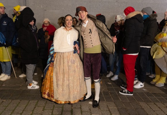 Una joven vestida de fallera, entre las primeras en entrar al Real: 
