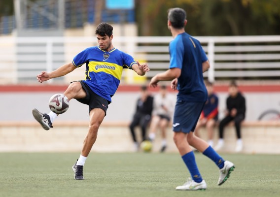 Carlos Alcaraz entrena con Berrettini en El Palmar y juega al fútbol en Villena