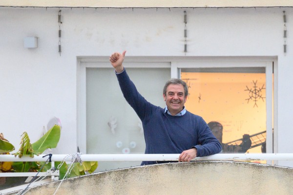 Pablo y Chemari plantan el ‘árbol’ más sorprendente de Ruzafa