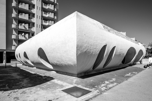 Retratos silenciosos de La Manga entre dunas y cemento: exposición de Frederic Volkringer en Murcia