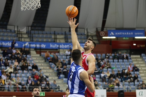 El Odilo logra su primer triunfo fuera con un triple in extremis de Hermanson en San Sebastián (84-85)