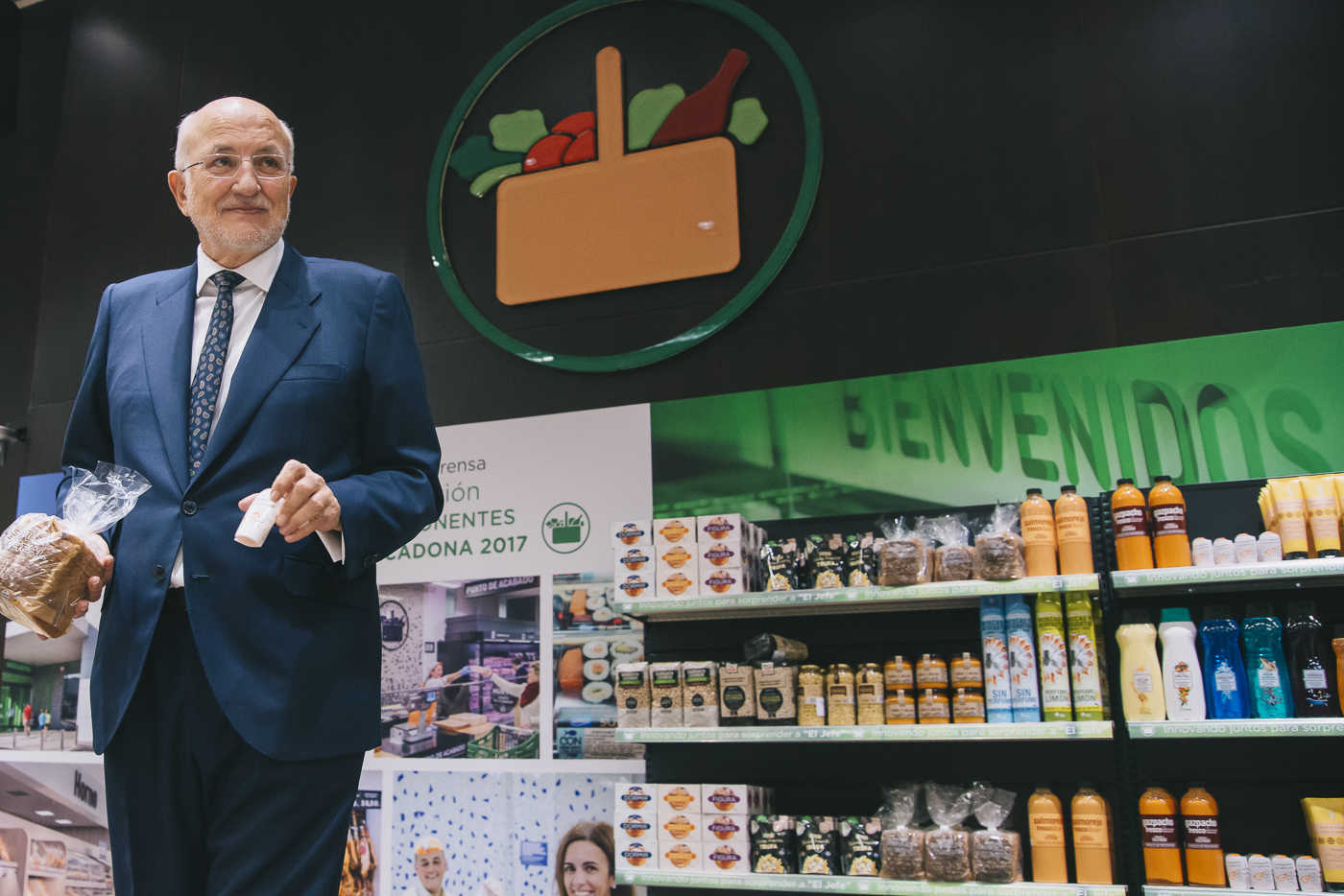 Juan Roig, con algunos de los productos lanzados en el último año. Foto: KIKE TABERNER - 