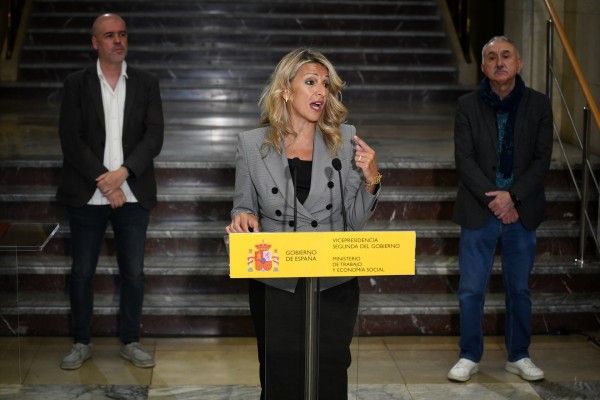 Díaz firma con CCOO y UGT el acuerdo para rebajar la jornada: 