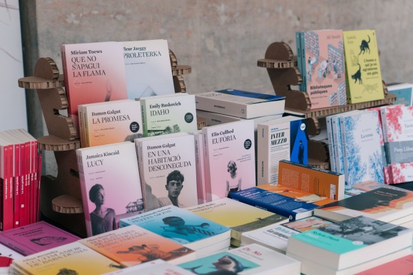 El sector editorial valenciano resiste en la Plaça del Llibre