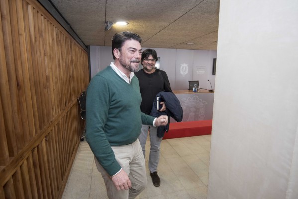 La oposición estalla en bloque y exige la salida inmediata de Echávarri al sumar el 'caso despido' 