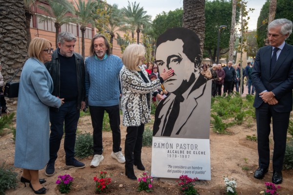 Vox celebra que siga la Cruz de los Caídos en el Jardín de la Concordia de Elche
