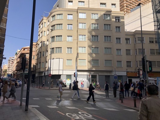 Azarbe entra en la milla de oro de Alicante con la reforma del edificio de Sfera para uso comercial