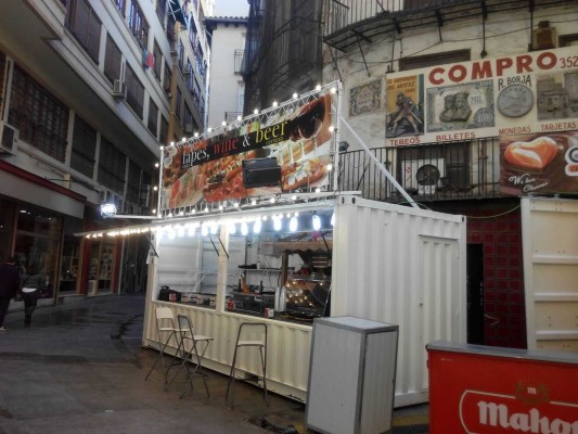 València es la casa de Tócame Roque: el comercio del centro histórico denuncia el caos fallero